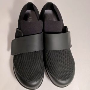 Traq shoes by Alegria in all Black Qwik